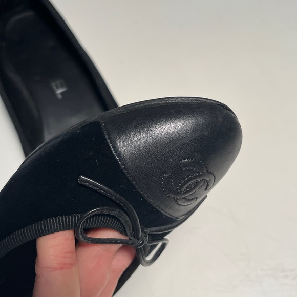 CHANEL Black Leather Loafers with Bow - Picture 4 of 13